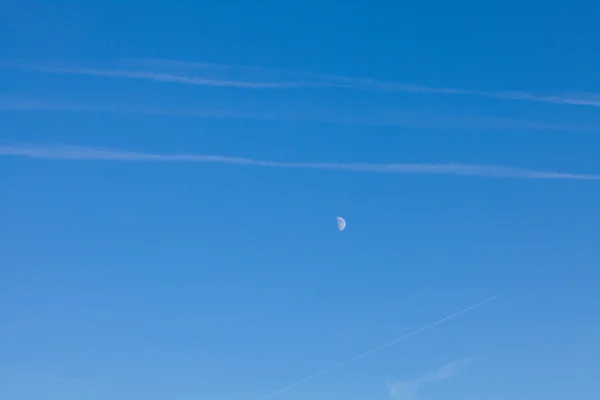 Vliegeren op de achtergrond blauwe hemel — Stockfoto