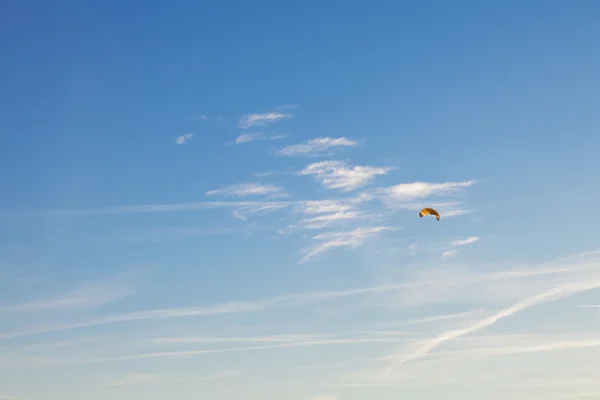 Arka plan mavi gökyüzüne uçan uçurtma — Stok fotoğraf