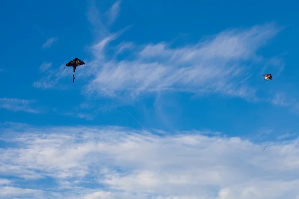 Воздушный змей летит на фоне голубого неба — стоковое фото