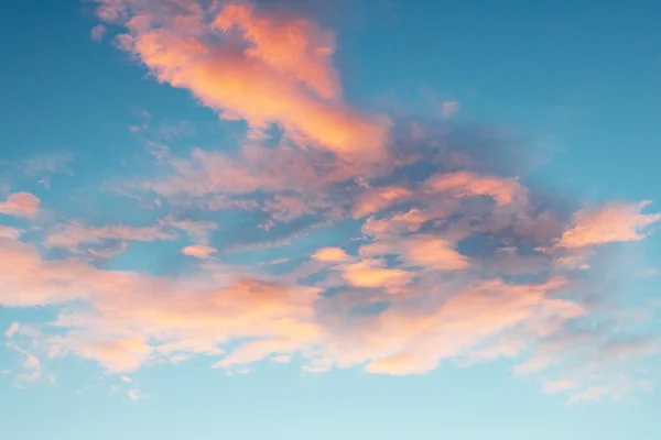 Φόντο από το βράδυ ουρανό και ροζ σύννεφα — Φωτογραφία Αρχείου