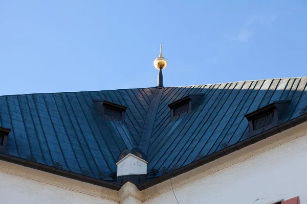 Telhado do edifício contra o céu azul — Fotografia de Stock