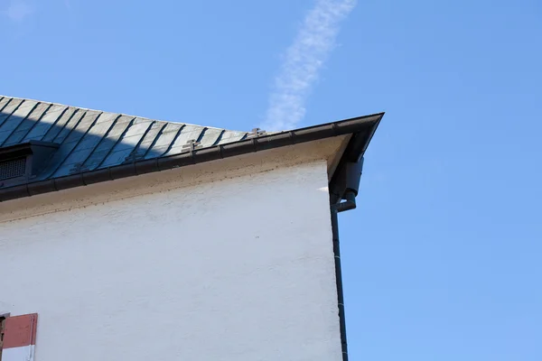 Střecha budovy proti modré obloze — Stock fotografie