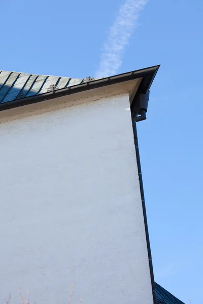 青い空を背景に、建物の屋根 — ストック写真