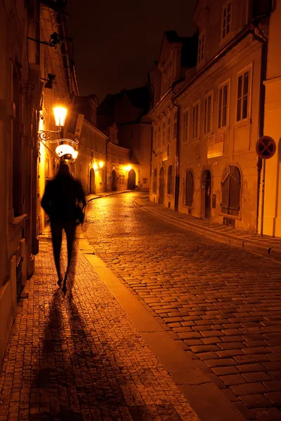 Una hermosa vista nocturna de la calle y la sombra de un hombre en —  Fotos de Stock
