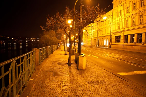 Ein schöner nächtlicher Blick auf die Straße in Prag — Stockfoto