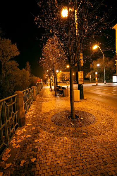 Μια όμορφη νύχτα άποψη του δρόμου στην Πράγα — Φωτογραφία Αρχείου