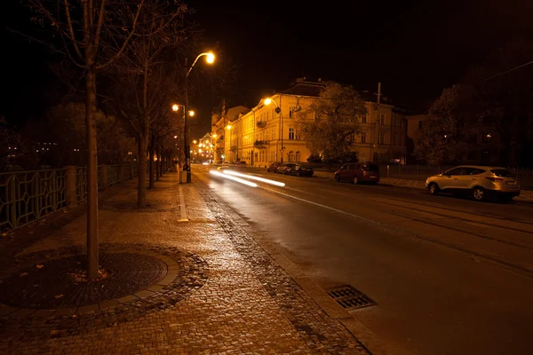 Een mooie nacht uitzicht op de straat in Praag — Stockfoto