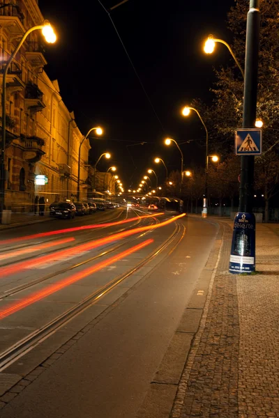 Una hermosa vista nocturna de la calle en Praga — Foto de Stock