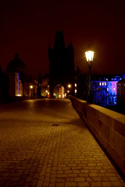 Una hermosa vista nocturna del Puente de Carlos en Praga —  Fotos de Stock