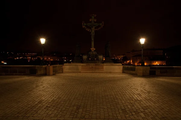Una hermosa vista nocturna del Puente de Carlos en Praga —  Fotos de Stock