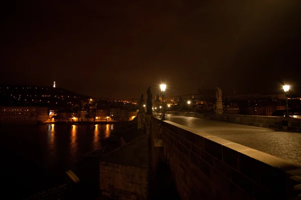 Een mooie nacht uitzicht op de Karelsbrug in Praag — Stockfoto