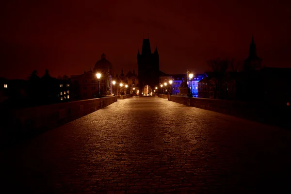 Прекрасный ночной вид на Карлов мост в Праге — стоковое фото