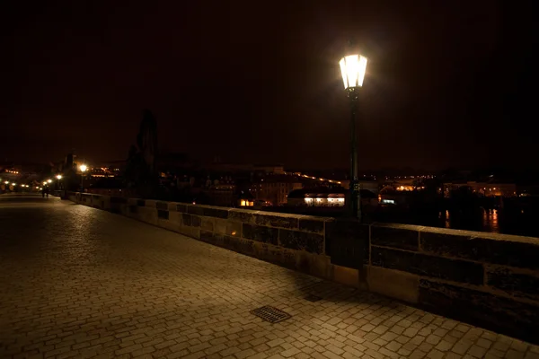 Una splendida vista notturna del Ponte Carlo a Praga — Foto Stock