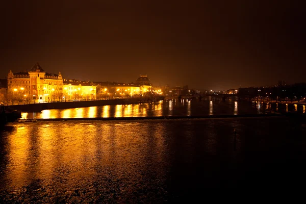 Una hermosa vista nocturna del otoño de Praga — Foto de Stock