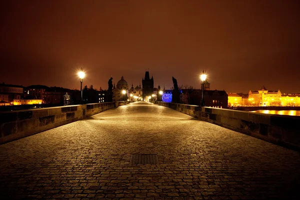 Гарний нічний погляд Карлового мосту в Празі — стокове фото