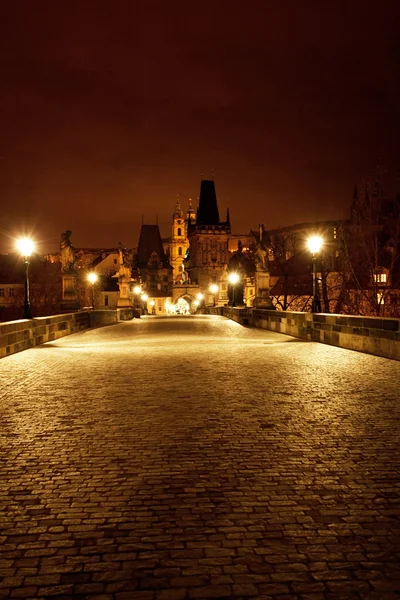 Uma bela vista noturna da Ponte Charles em Praga — Fotografia de Stock