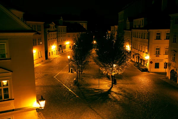 Az utca, Prága gyönyörű éjszakai látképe — Stock Fotó