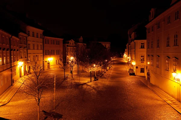 Ein schöner nächtlicher Blick auf die Straße in Prag — Stockfoto