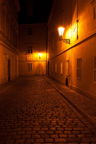 Uma bela vista noturna da rua em Praga — Fotografia de Stock