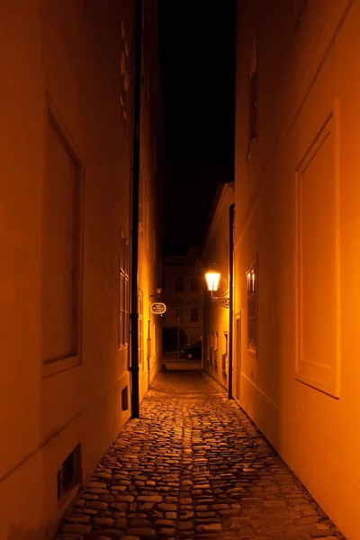 Prag sokakta güzel gece görünümü — Stok fotoğraf