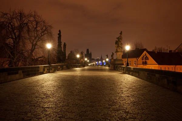 プラハのカレル橋の美しい夜景 — ストック写真