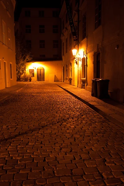 Una hermosa vista nocturna de la calle en Praga —  Fotos de Stock