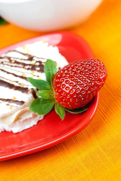 Thé au citron, gâteau et fraises couchés sur le tissu orange — Photo