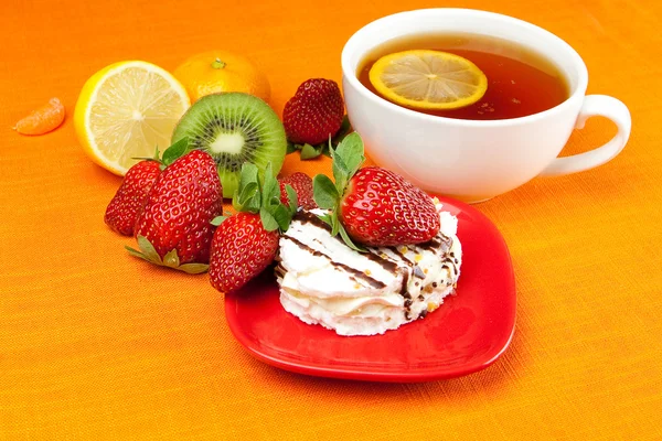 柠檬绿茶、 柠檬、 普通话、 猕猴桃、 蛋糕和草莓躺在 t 上 — 图库照片