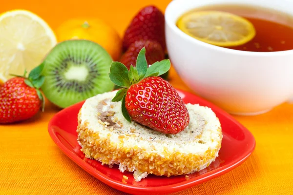 stock image Lemon,lemon tea,mandarin,kiwi,cake and strawberries lying on the