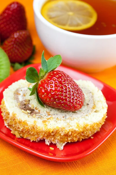 stock image Lemon,lemon tea,mandarin,kiwi,cake and strawberries lying on the