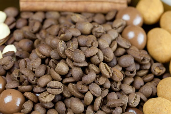 Achtergrond van koffiebonen, kaneel en de snoepjes — Stockfoto