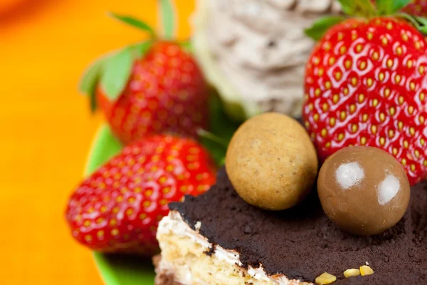 Kek, çikolata ve çilek turuncu kumaş — Stok fotoğraf