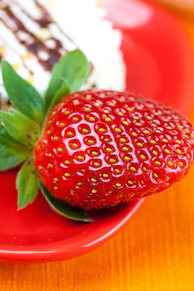 Cake and strawberries lying on the orange fabric — Stock Photo, Image