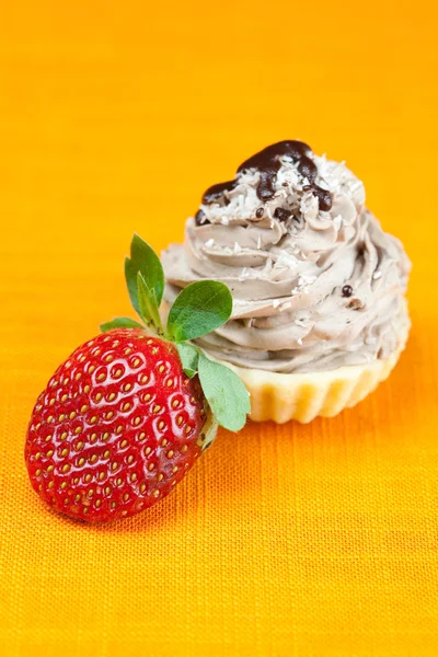 Cake with cream and strawberries on the orange fabric — Stock Photo, Image