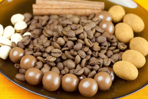 Bakgrund av kaffebönor, kanel och godis — Stockfoto