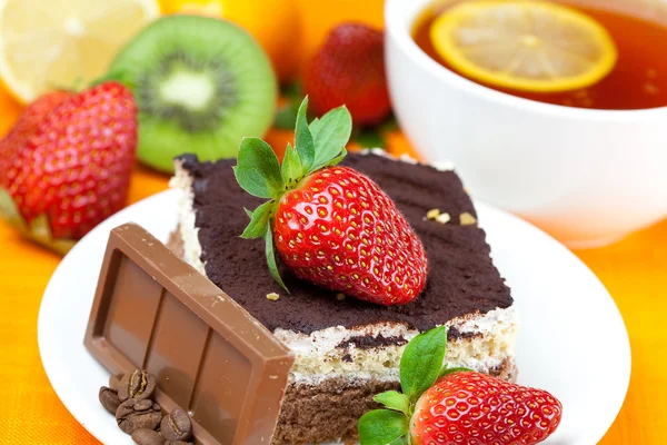 레몬 홍차, 초콜릿, 키 위, 케이크 및 딸기는 오 라에 누워 — 스톡 사진