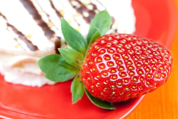 Kuchen und Erdbeeren liegen auf dem orangefarbenen Stoff — Stockfoto