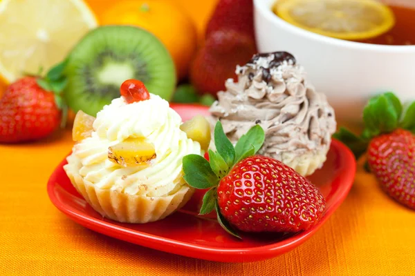 Lămâie, ceai de lămâie, mandarină, kiwi, tort și căpșuni întinse pe — Fotografie, imagine de stoc