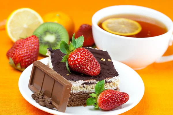 柠檬绿茶、 巧克力、 猕猴桃、 蛋糕和草莓躺在 ora — 图库照片