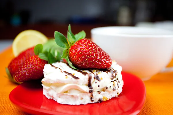 Lemon tea,lemon, mandarin, kiwi,cake and strawberries lying on t — Stock Photo, Image