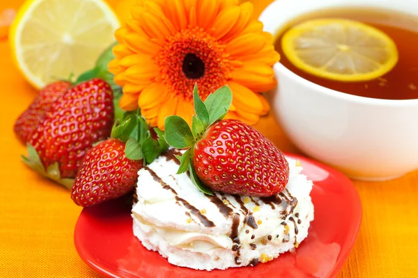 柠檬绿茶、 柠檬、 非洲菊、 蛋糕和草莓躺在奥兰 — 图库照片