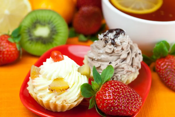 Citroen, citroenthee, Mandarijn, kiwi, taart en aardbeien liggend op de — Stockfoto