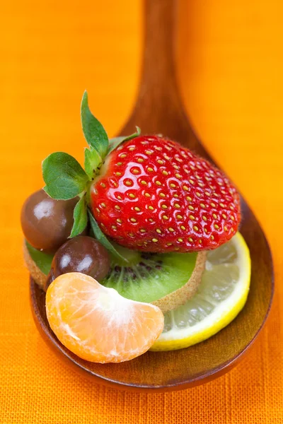 Fresas, kiwi, mandarina naranja, limón y chocolate dulces i — Foto de Stock