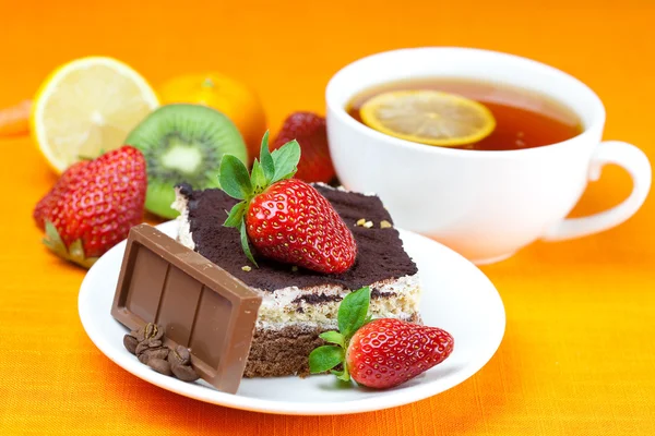 Citronový čaj, čokoláda, kiwi, dort a jahody na akciích — Stock fotografie