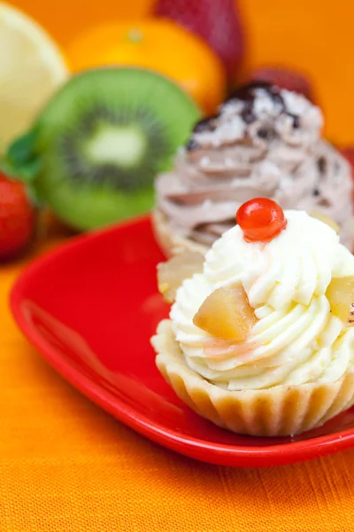Limon, mandalina, kivi, pasta ve çilek üzerinde turuncu SK yalan — Stok fotoğraf
