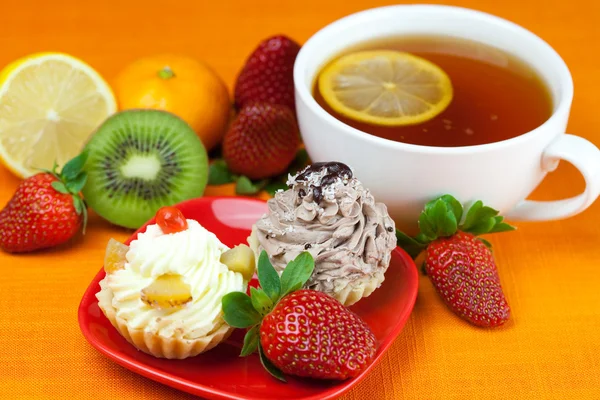 レモン、レモン紅茶、マンダリン、キウイ、ケーキ、イチゴの上に横たわるの — ストック写真