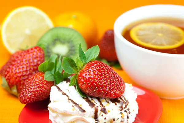 Té de limón, limón, mandarina, kiwi, pastel y fresas que se encuentran en t —  Fotos de Stock
