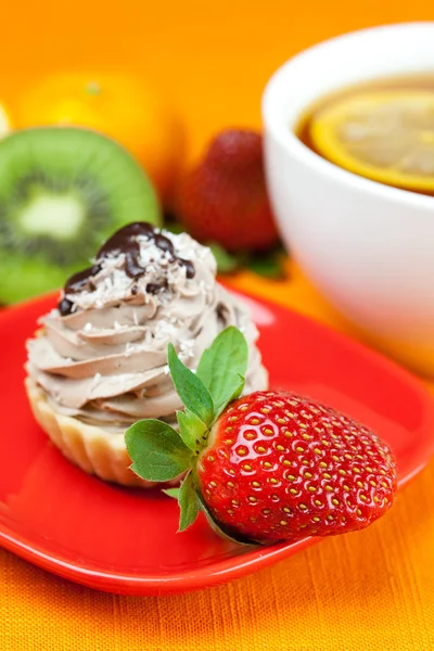 Lemon tea ,lemon,mandarin.kiwi,cake and strawberries lying on th — Stock Photo, Image
