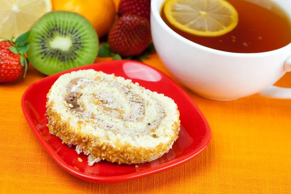 stock image Lemon,lemon tea,mandarin,kiwi,cake and strawberries lying on the