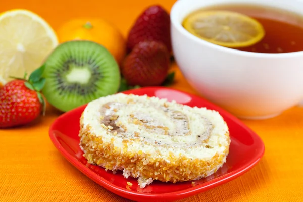 stock image Lemon,lemon tea,mandarin,kiwi,cake and strawberries lying on the